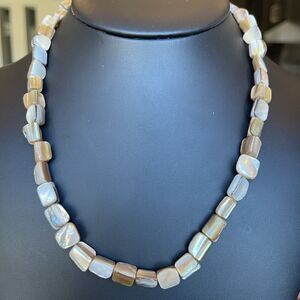 Premier Designs Necklace Shell Bead Beige Tones 18”+2.25” Adjustable Silver Tone